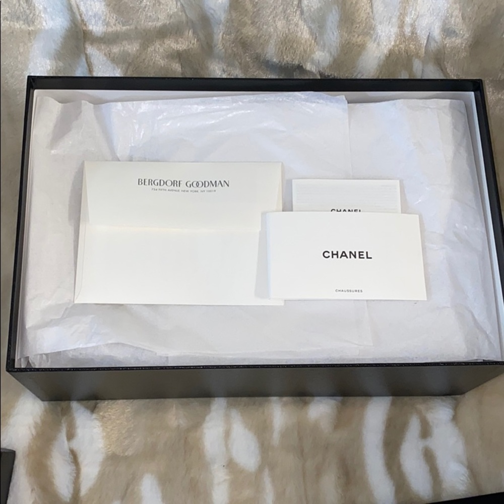 ❌SOLD❌ BRANDNEW IN BOX CHANEL RUNNERS - Picture 7 of 8